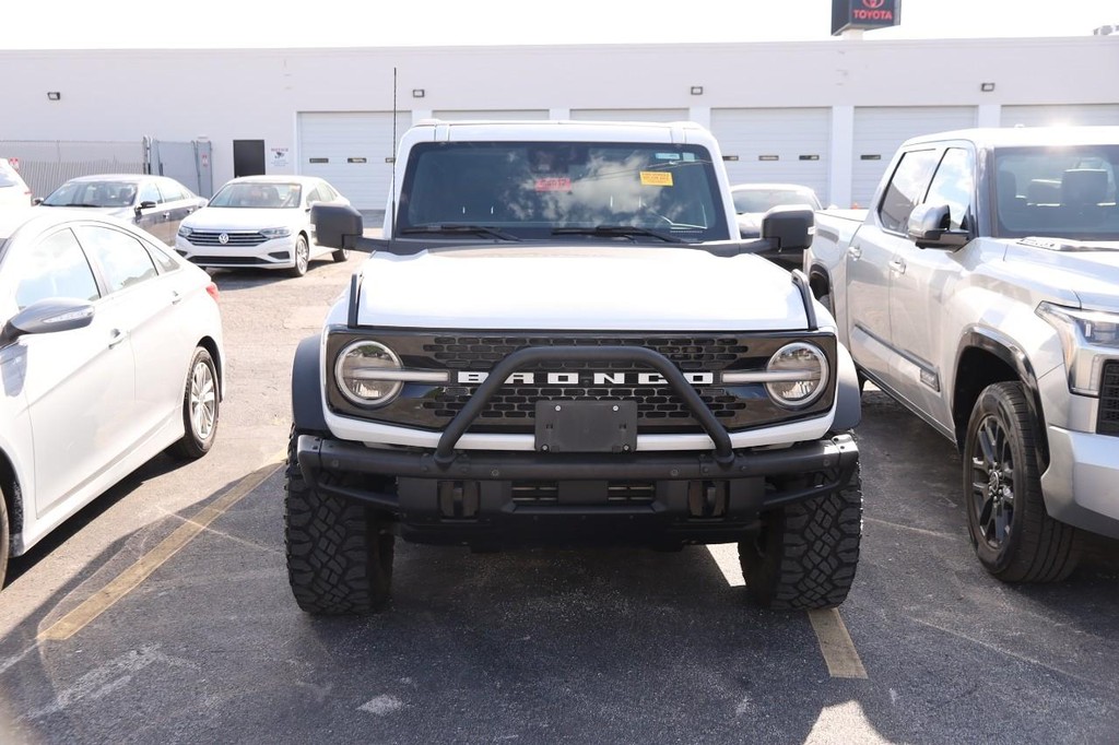 Ford Bronco Vehicle Full-screen Gallery Image 03