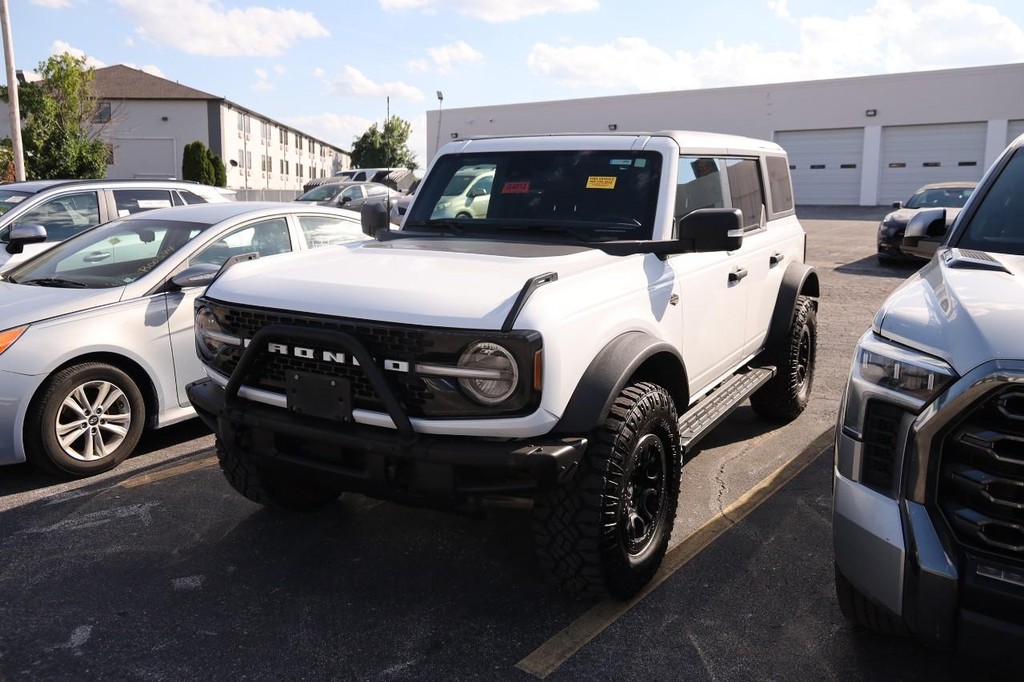 Ford Bronco Vehicle Full-screen Gallery Image 04