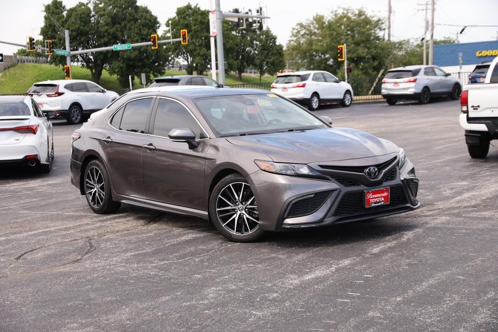 Toyota Camry Vehicle Full-screen Gallery Image 2