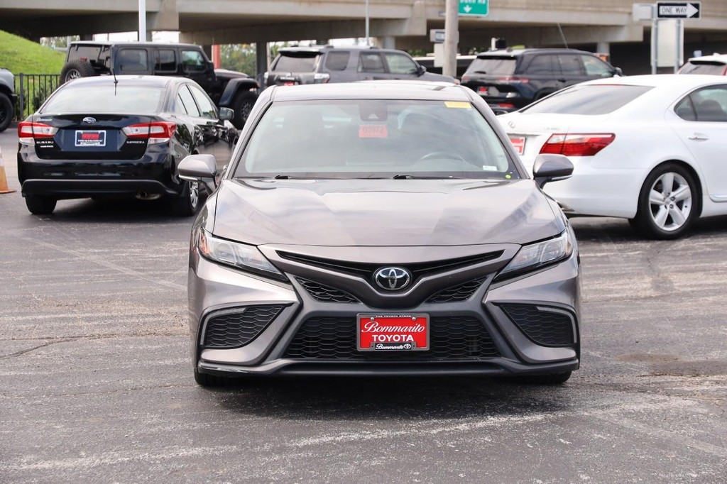 Toyota Camry Vehicle Full-screen Gallery Image 4