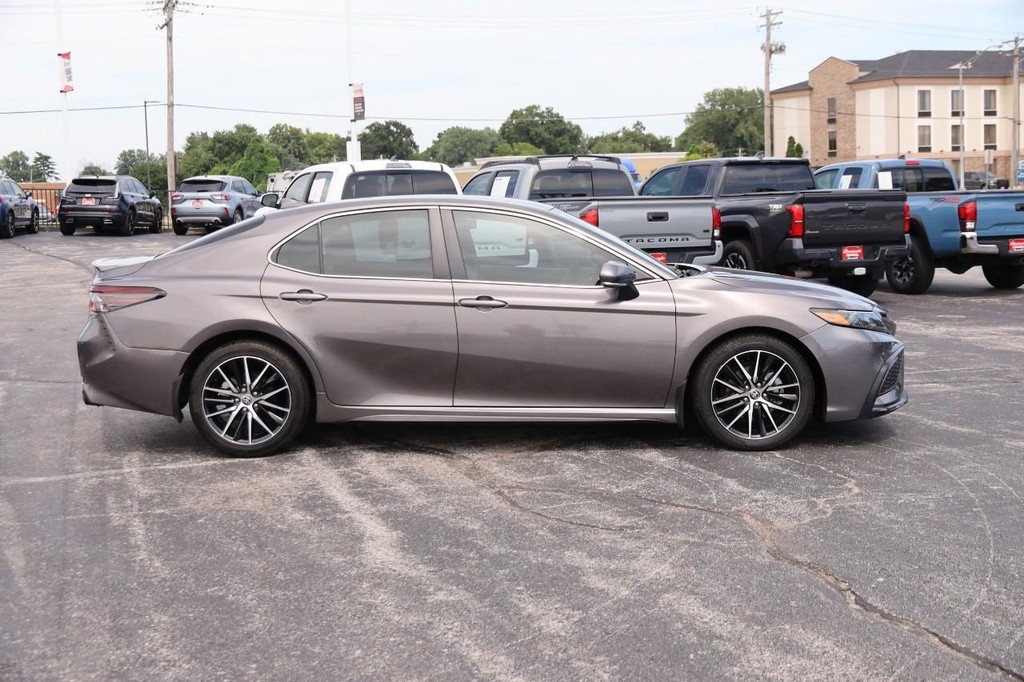 Toyota Camry Vehicle Full-screen Gallery Image 5
