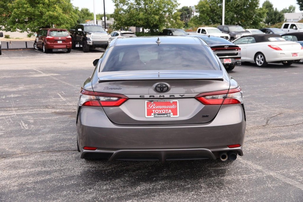 Toyota Camry Vehicle Full-screen Gallery Image 6