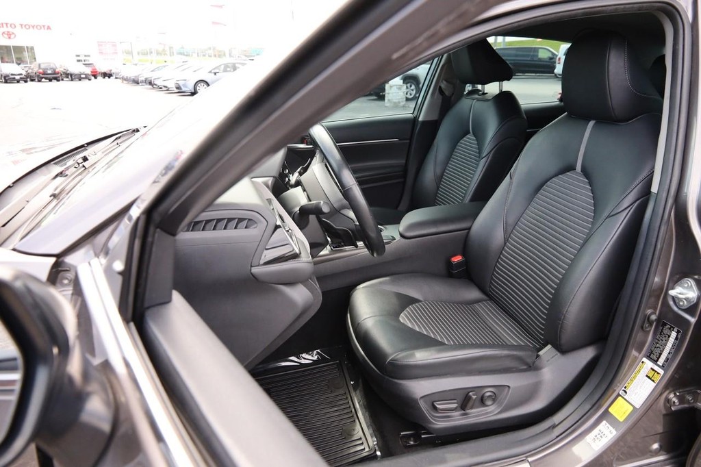 Toyota Camry Vehicle Full-screen Gallery Image 8