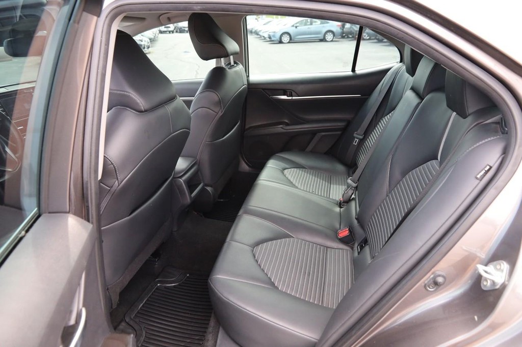Toyota Camry Vehicle Full-screen Gallery Image 9