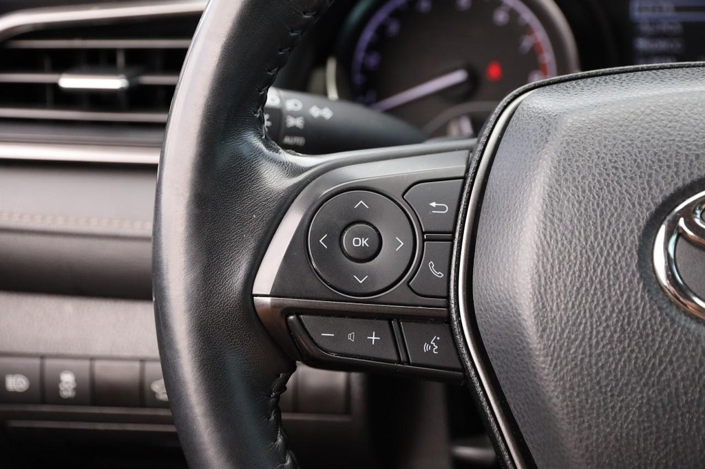 Toyota Camry Vehicle Full-screen Gallery Image 11
