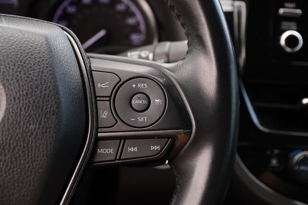 Toyota Camry Vehicle Full-screen Gallery Image 12