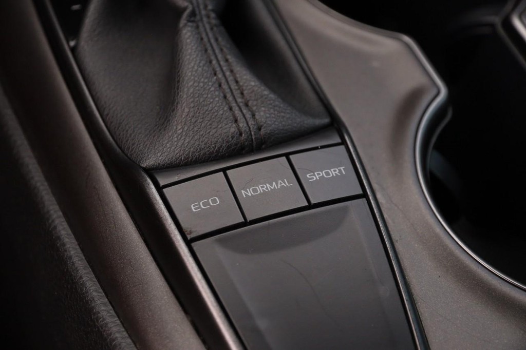 Toyota Camry Vehicle Full-screen Gallery Image 19