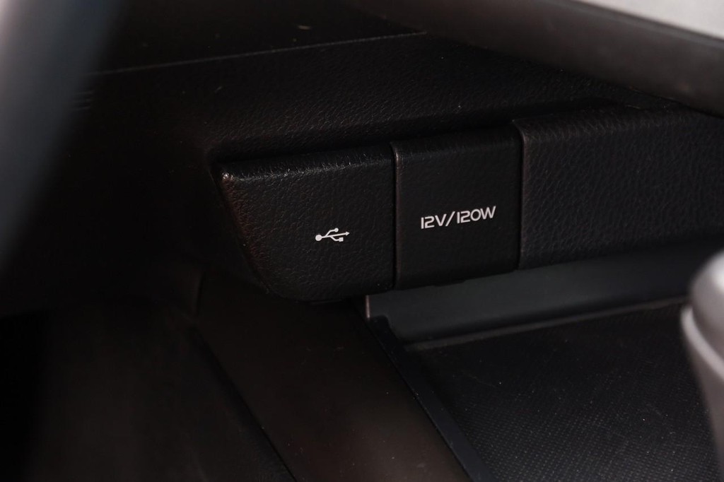 Toyota Camry Vehicle Full-screen Gallery Image 20