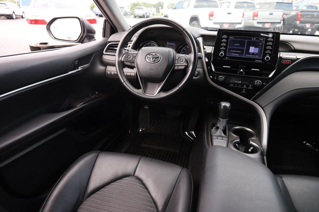 Toyota Camry Vehicle Full-screen Gallery Image 23