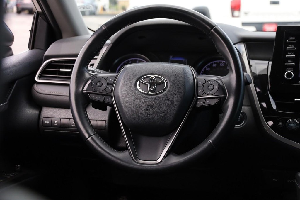 Toyota Camry Vehicle Full-screen Gallery Image 24