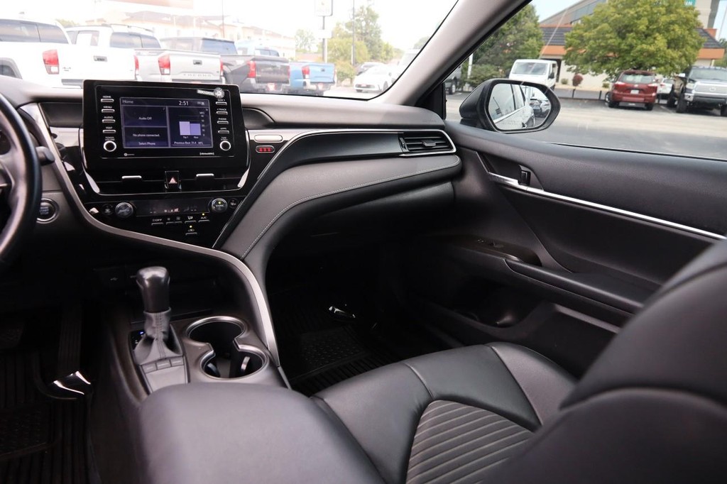 Toyota Camry Vehicle Full-screen Gallery Image 26