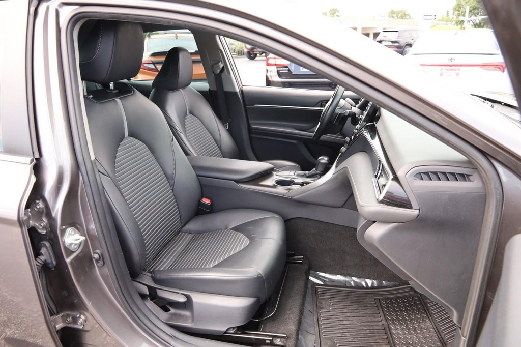 Toyota Camry Vehicle Full-screen Gallery Image 27