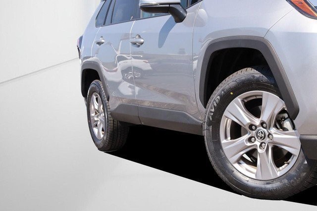 Toyota RAV4 Vehicle Full-screen Gallery Image 3