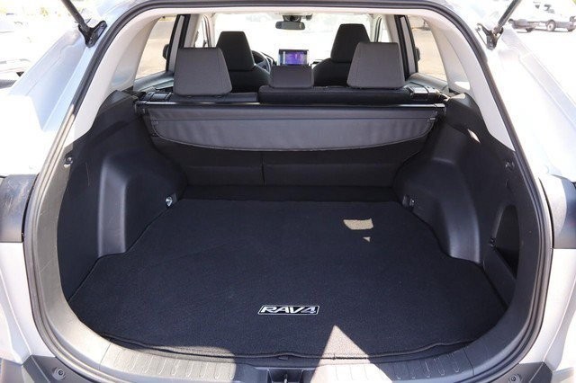 Toyota RAV4 Vehicle Full-screen Gallery Image 7