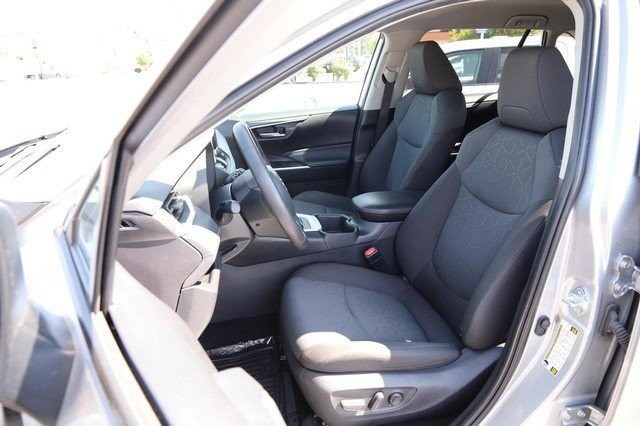 Toyota RAV4 Vehicle Full-screen Gallery Image 8