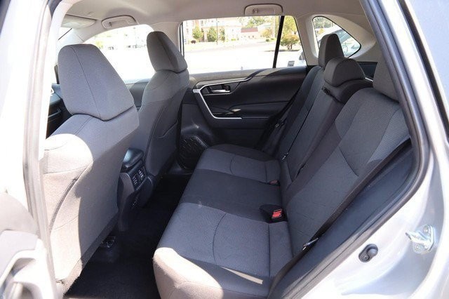 Toyota RAV4 Vehicle Full-screen Gallery Image 9