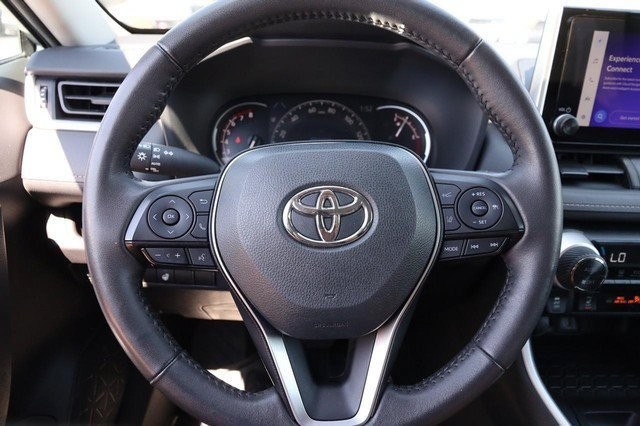 Toyota RAV4 Vehicle Full-screen Gallery Image 10