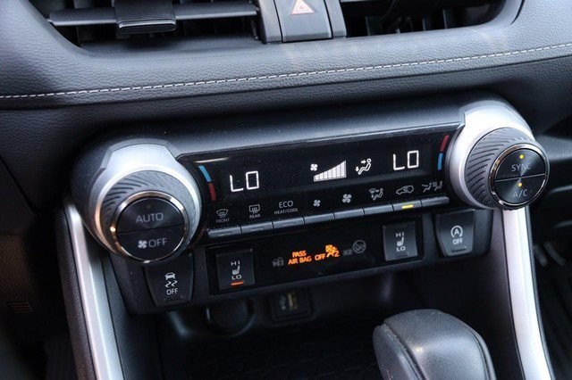 Toyota RAV4 Vehicle Full-screen Gallery Image 17