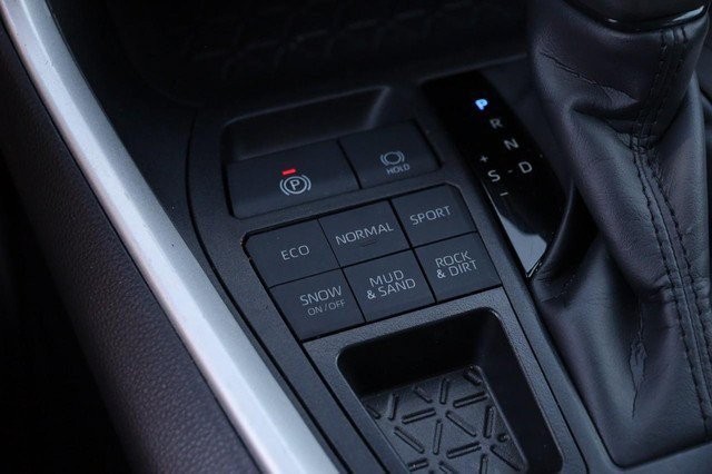 Toyota RAV4 Vehicle Full-screen Gallery Image 18