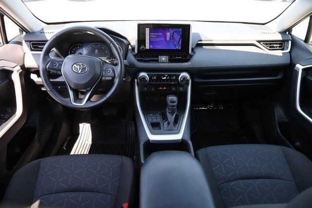 Toyota RAV4 Vehicle Full-screen Gallery Image 20