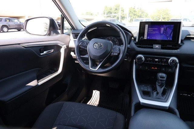 Toyota RAV4 Vehicle Full-screen Gallery Image 21