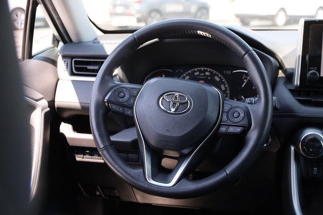 Toyota RAV4 Vehicle Full-screen Gallery Image 22
