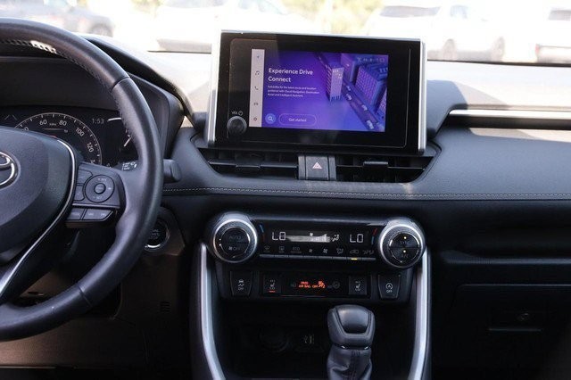 Toyota RAV4 Vehicle Full-screen Gallery Image 23