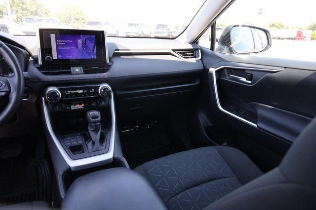 Toyota RAV4 Vehicle Full-screen Gallery Image 24