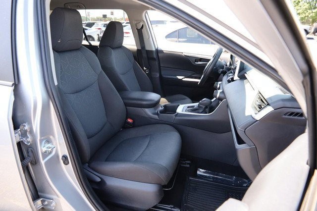 Toyota RAV4 Vehicle Full-screen Gallery Image 25