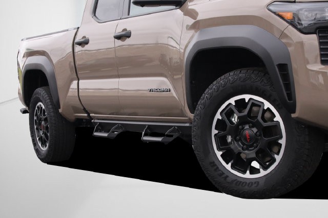 Toyota Tacoma 4WD Vehicle Full-screen Gallery Image 3