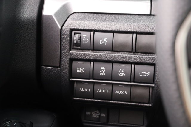 Toyota Tacoma 4WD Vehicle Full-screen Gallery Image 13