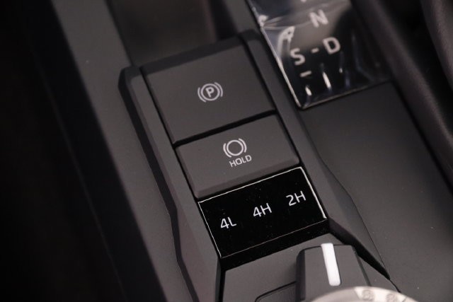 Toyota Tacoma 4WD Vehicle Full-screen Gallery Image 14
