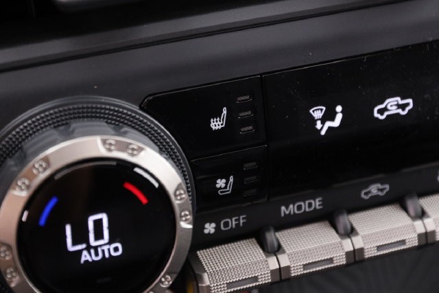 Toyota Tacoma 4WD Vehicle Full-screen Gallery Image 16