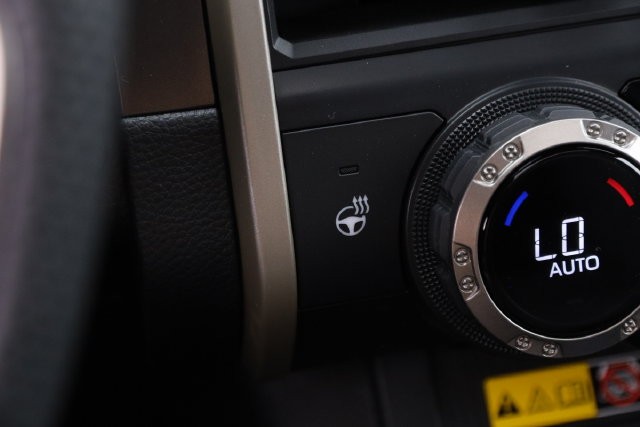 Toyota Tacoma 4WD Vehicle Full-screen Gallery Image 17