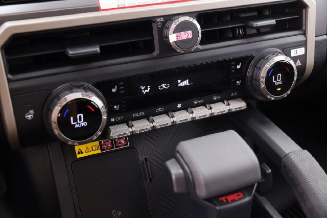 Toyota Tacoma 4WD Vehicle Full-screen Gallery Image 18