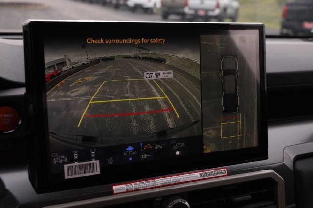 Toyota Tacoma 4WD Vehicle Full-screen Gallery Image 19
