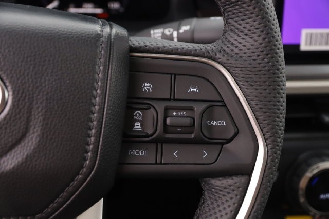 Toyota Tacoma 4WD Vehicle Full-screen Gallery Image 24