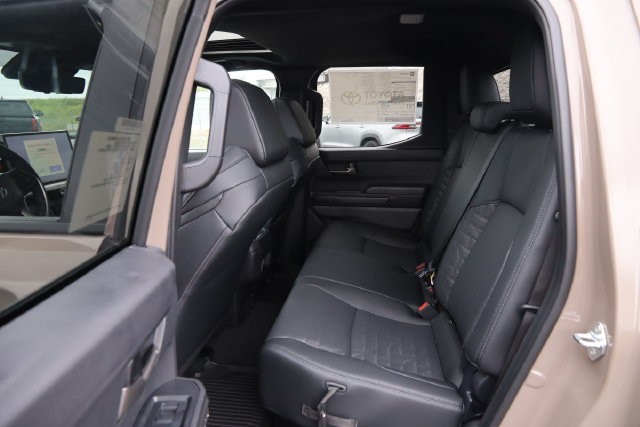 Toyota Tacoma 4WD Vehicle Full-screen Gallery Image 27