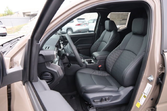 Toyota Tacoma 4WD Vehicle Full-screen Gallery Image 28