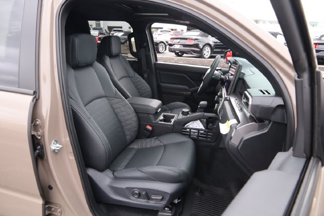 Toyota Tacoma 4WD Vehicle Full-screen Gallery Image 32
