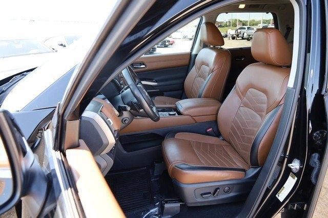 Nissan Pathfinder Vehicle Full-screen Gallery Image 10