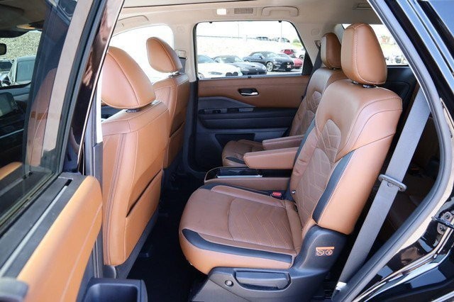 Nissan Pathfinder Vehicle Full-screen Gallery Image 11