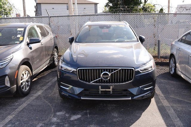 Volvo XC60 Vehicle Full-screen Gallery Image 3