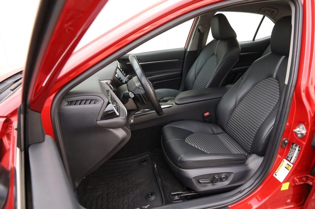 Toyota Camry Vehicle Full-screen Gallery Image 8