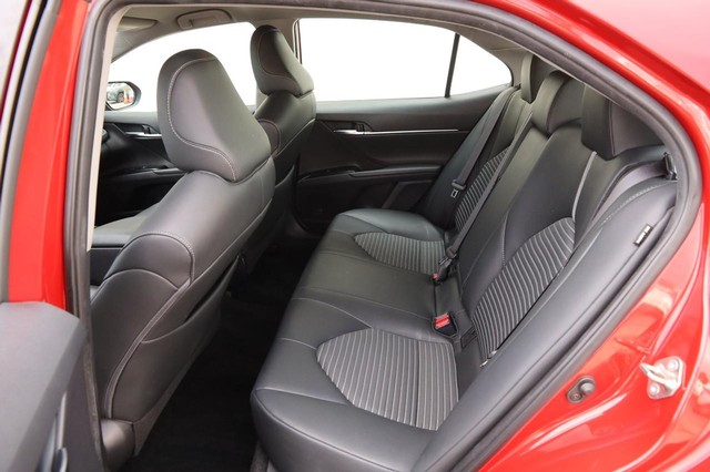 Toyota Camry Vehicle Full-screen Gallery Image 9