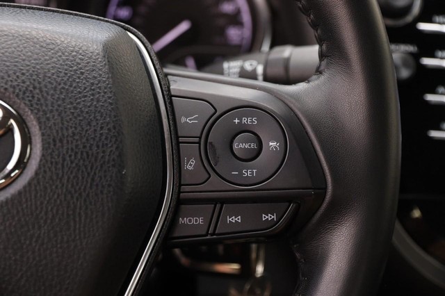 Toyota Camry Vehicle Full-screen Gallery Image 12