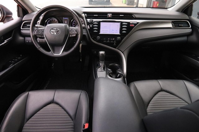 Toyota Camry Vehicle Full-screen Gallery Image 20