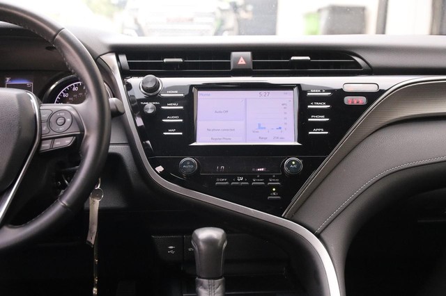 Toyota Camry Vehicle Full-screen Gallery Image 23