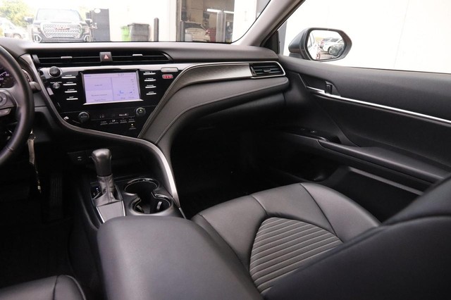 Toyota Camry Vehicle Full-screen Gallery Image 24