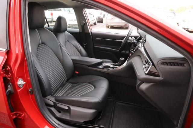 Toyota Camry Vehicle Full-screen Gallery Image 25